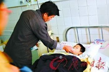 Отец Сяо Хая пришёл в больницу проведать своего сына. Фото с secretchina.com