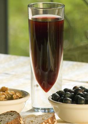Всі плодово-ягідні соки містять високу концентрацію вуглеводів, що є метаболічним стресом. Фото: Photos.com