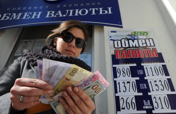 Кримчанка збирається змінити українську гривню на західну валюту і російські рублі, Севастополь, 18 березня 2014 року. Фото: VIKTOR DRACHEV/AFP/Getty Images