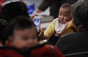 Китайські батьки зі своїми дітьми чекають своєї черги в пекінській лікарні. Фото: Peter Parks/AFP/Getty Images