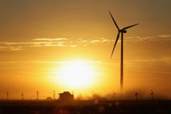 Вітряна турбіна недалеко від міста Біттерфельд, Німеччина, 20 серпня 2010 року. Німеччина інвестує у відновлювані джерела енергії, включаючи енергію сонця та вітру. Фото: Andreas Rentz / Getty Images