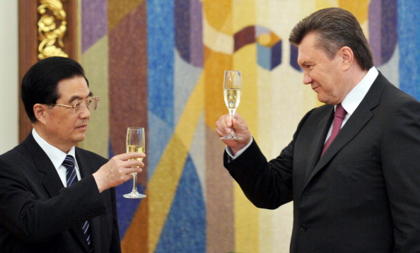 Виктор Янукович, Президент Украины, и Ху Цзиньтао, председатель КНР. Фото: SERGEI SUPINSKY / AFP / Getty