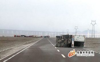 Сильный ветер перевернул грузовую машину. Синьцзян-Уйгурский автономный район. Фото с epochtimes.com