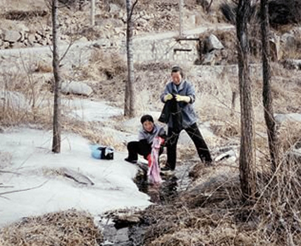 Засуха в Китае. Жители деревни пригорода Пекина стирают одежду в полупересохшей и полузамрзшей речке. Февраль 2011 год. Фото с epochtimes.com