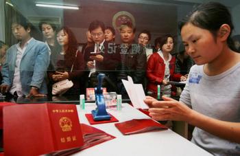 В день 60-річчя КНР китайські РАГСи не будуть оформляти розлучення. Фото: GETTY IMAGES