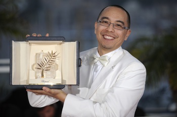 Победителем Каннского кинофестиваля стал фильм 'Дядюшка Бунме, который помнит свои прошлые жизни'. 'Золотую пальмовую ветвь' вручена режиссеру из Таиланда Апичатпонг Вирасетакул. Фото: ANNE-CHRISTINE POUJOULAT/AFP/Getty Images
