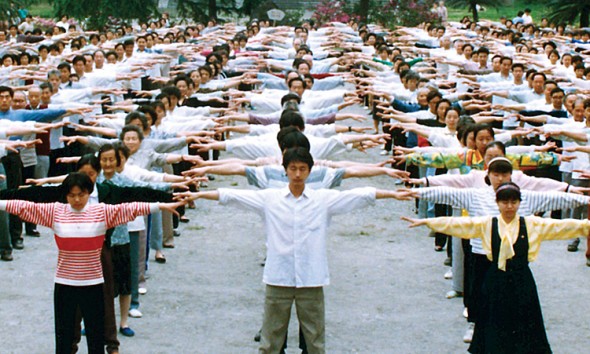 Послідовники Фалуньгун виконують вправи в парку міста Ченду, Китай, 1998 рік. У 1999-му році Цзян Цземінь ініціював широкомасштабні гоніння на цю групу людей. Фото: Faluninfo.net