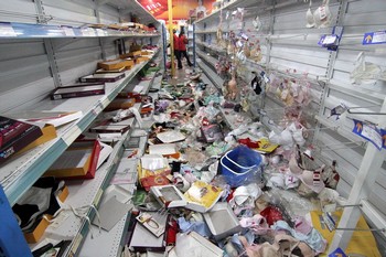 Супермаркет Jiajiale был почти полностью опустошён толпой. Фото с epochtimes.com