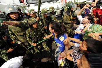 Волна протеста уйгуров в Урумчи. 7 июля 2009 год. Фото: PETER PARKS/AFP/Getty Images