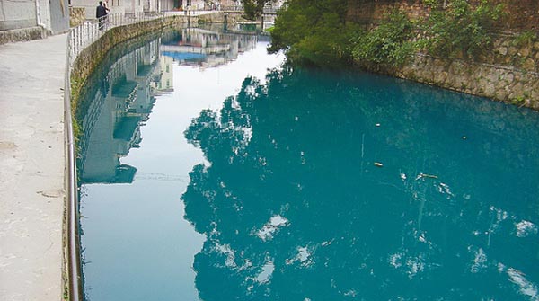 В течение полчаса вода в реке Пэнченхэ стала синей и зловонной от выброса в неё химических отходов. Фото: The Epoch Times