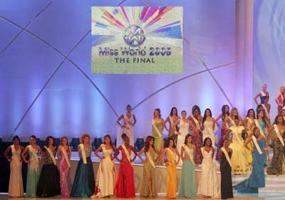 Учасниці фіналу конкурсу краси Міс Світу – 2005, який проходив 10 грудня у театрі Корона Краси в місті Саньа. Фото: Getty Images.