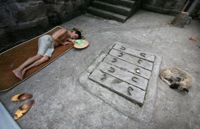 Деякі китайці люблять спати прямо на вулиці. Фото: China Photos/getty Images 