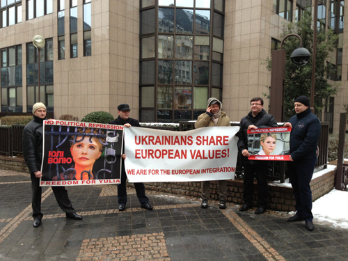 Українська опозиція влаштувала пікет біля Ради ЄС у Брюсселі. Фото: byut.com.ua