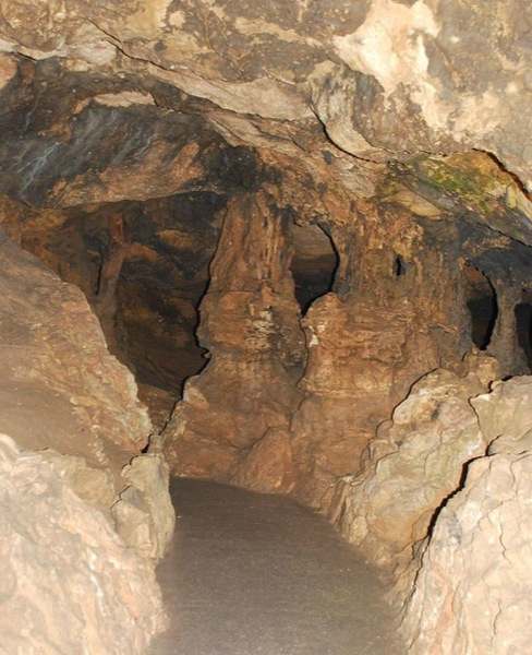 Червоні печери: кажуть, тут водяться 7 видів кажанів і повзають скорпіони. Фото: Поліна Колодіна/The Epoch Times Україна