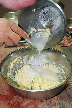Форму для выпекания смазать маслом и сухарями, переложить в нее приготовленную массу