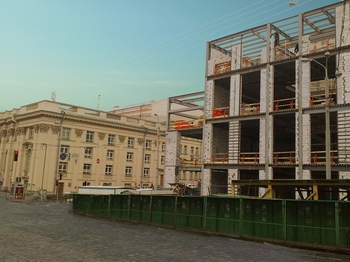 Будівництво торгівельного центру біля станції метро «Театральна» викликає незадоволення киян.