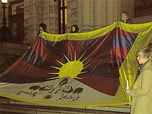 Прихильники вільного Тибету тримають Тибетський прапор на акції зі свічками у Вікторії, штат Британська Колумбія, Канада, неділя. Фото: Джоан Ділані / The Epoch Times