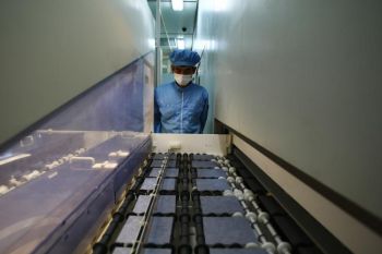 Робочий перевіряє лінію продукції силіконових чіпів, які використовуються у виробництві фотоелектронних табло на заводі Tianwei Yingli Green Energy Resources Co., Ltd в Баодін, Китай. Фото: Feng Li / Getty Images