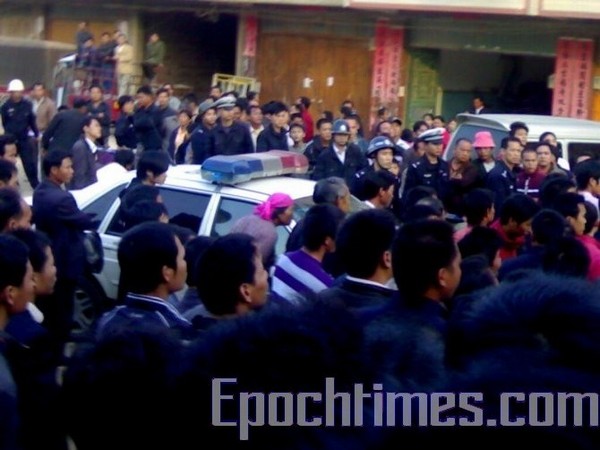 Поліцейські розправилися з незадоволеними селянами. Селище Шита Гуансі-Чжуанського автономного району. 1 грудня 2009. Фото: The Epoch Times 