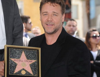 Актер Рассел Кроу удостоен звезды на Аллее Славы в Голливуде, Калифорния. Фото: Jason Merritt/Getty Images