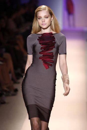 Колекція жіночого одягу Herve Leger осінь 2008 від дизайнера Макса Азріа (Max Azria), представлена 3 лютого на тижні моди від Mercedes-Benz в Нью-Йорку. Фото: Frazer Harrison/Getty Images 