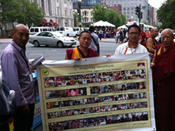 Тибетці за кордоном просять підтримати їх поневолену країну. Фото: Голос Тибету/Радіо Вільна Азія