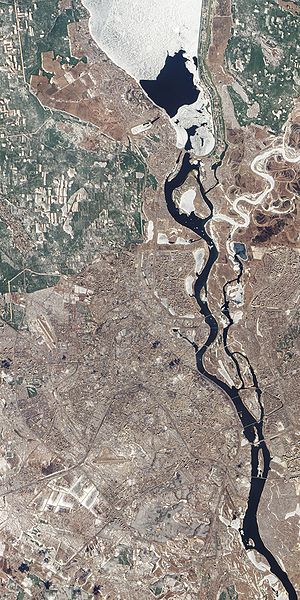 Київське водосховище, частково вкрите льодом, знімок з космосу. Фото: NASA Earth Observatory