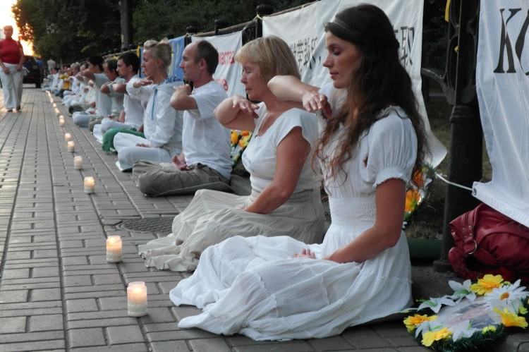 Київські послідовники Фалунь Дафа біля посольства КНР у Києві. Фото: Володимир Бородін/Велика Епоха