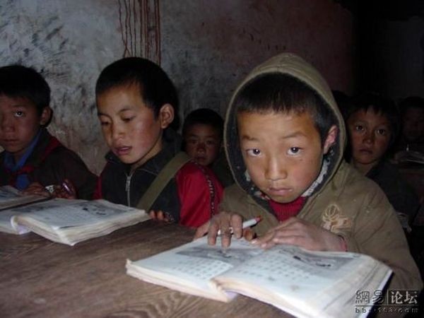 Бідні райони провінції Сичуань. На уроках у школі. Фото: aboluowang.com 