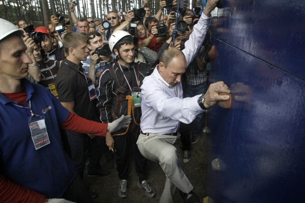 Путін підіймається на стіну — одна зі спортивних пригод у 2011 році тоді ще прем'єра Росії. Тепер, будучи президентом, він збирається очолити клин журавлів. Фото: MIKHAIL METZEL/AFP/Getty Images