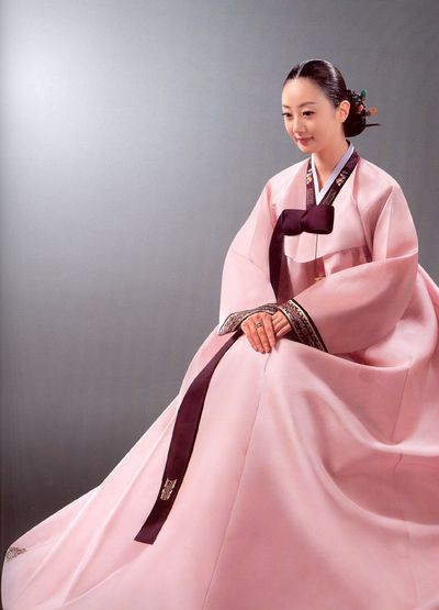 Південнокорейські традиційні костюми. Фото з aboluowang.com  