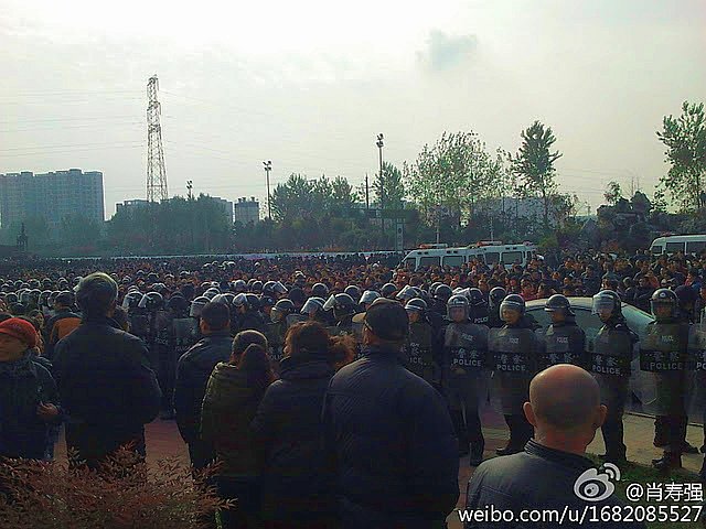 5–10 тыс. работников госкомпании Pangang Group Chengdu Steel & Vanadium в г. Чэнду провинции Сычуань 4 января 2012 года объявили 3-дневную забастовку против сокращения зарплат и отмены ежегодных премий. Фото: китайский блоггер на Weibo