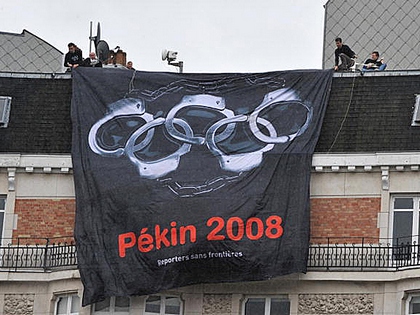 «Репортери без кордонів» вішають плакат, який закликає бойкотувати Олімпійських ігор 2008 р. у Пекіні, під час Європейського саміту в Брюсселі. Фото: Dominique Faget /AFP/Getty Images