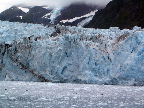 Удивительный ледник: падающие куски льда, откалывающиеся от этой громадной глыбы, издают жуткие звуки. Фото Шейлы О'Коннор