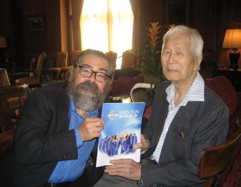 Пан Мерседес привів свого китайського друга, пана Лю, відсвяткувати його 98-й день народження. Фото: theepochtimes.com