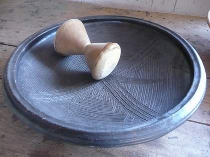 Перебороти та перемолоти: Це керамічне блюдо й дерев'яний товкач використовуються в Гані для роздрібнення їжі. Фото: Зої Ака /Тhe Epoch Times