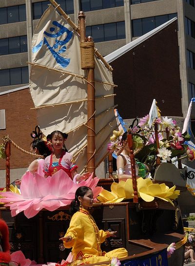 Творчий колектив «Лотос» і «Небесний оркестр» беруть участь у заходах Fiesta Week у м. Ошава провінції Онтаріо. Фото: Сунь Тайлі/The Epoch Times  