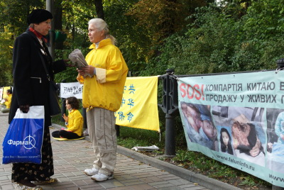 Послідовники Фалуньгун проводили захід біля китайського посольства. Фото The Epoch Times