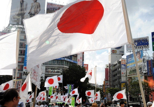 Японські націоналісти в Токіо проводять акцію, присвячену спору про націоналізацію Японією островів Сенкаку. Китай має намір встановити контроль над островами за допомогою безпілотників. Фото: RIE ISHII/AFP/GettyImages