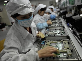 26 травня 2010 року. Китайські працівники на тайванському заводі-гіганті Foxconn у Шеньчжень. Нещодавно стало відомо про страйки та перерви у роботі на заводі, де виготовляються iPhone 5. Фото: AFP/AFP/Getty Images
