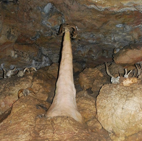 Червоні печери: чиїсь черепи вітають відвідувачів при вході. Фото: Поліна Колодіна/The Epoch Times Україна