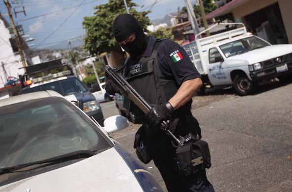 Контрабандисты застрелили в аэропорту Мехико трех полицейских. Фото: John Moore/Getty Images)