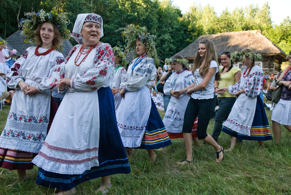 Народні гуляння на Івана Купала в Національному музеї народної архітектури і побуту України 'Пирогово'. Фото: Володимир Бородін/The Epoch Times