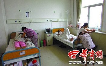 Двое детей всё ещё находятся в больнице. Фото: news.qq.com