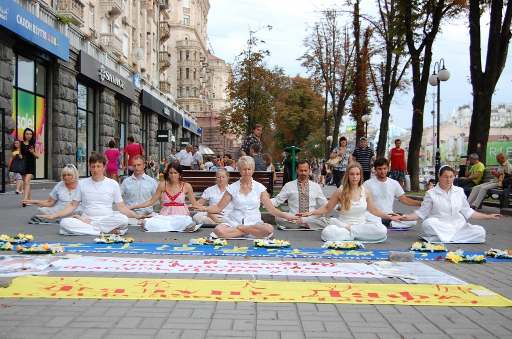 На Хрещатику вшанували пам’ять загиблих від репресій в КНР послідовників Фалуньгун. Фото: Артем Бережний/Велика Епоха