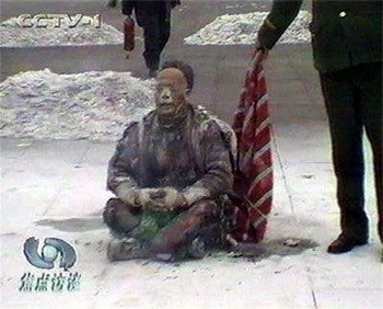 Один із численних кадрів інциденту «самоспалення», показаного китайським каналом CCTV, який розкриває фальсифікацію.