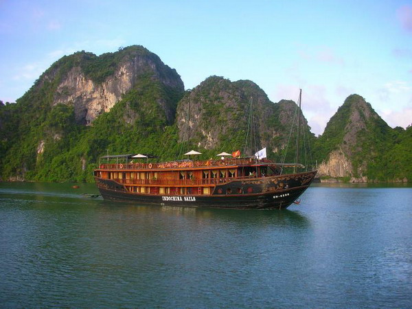 Дерев'яна джонка (плоскодонка), Indochina Sails, ковзає повз вапнякових островів, які виступають зі смарагдових вод бухти Халонг. Фото з сайту theepochtimes.com