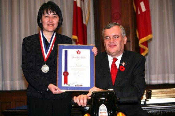 Сінді Гу, видавець Великої Епохи в Канаді отримує нагороду. Фото надане NEPMC