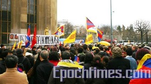 Представники азіатських організацій на мітингу в Парижі на площі Прав людини. Фото: Велика Епоха