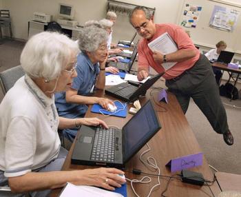 В Кабардино-Балкарии пенсионеров научат пользоваться компьютером и Интернетом. Фото: Tim Boyle/Getty Images 